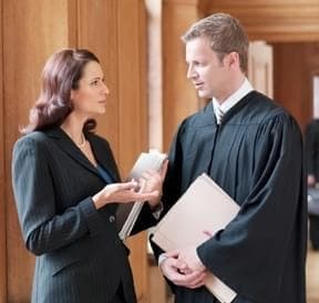 Sudca s advokátkou riešia právny príklad