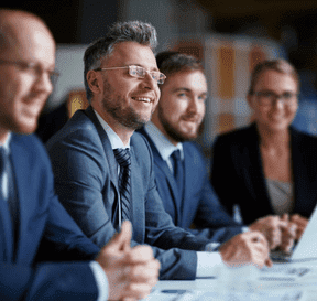 Pracovníci v oblekoch na porade v kancelárii