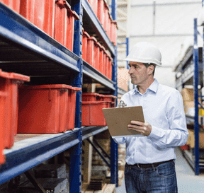 Audítor kontroluje stav tovarov v regále