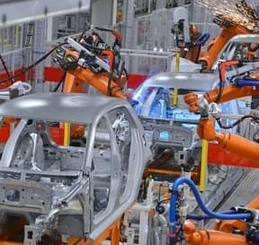 Automobily v továrni na výrobnej linke