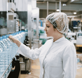Žena pracujúca v továrni na PET flaše