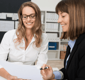 Daňové poradkyne sa pozerajú do zmluvy