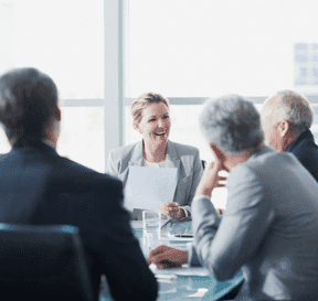 Porada vo formálnom prostredí so ženou uprostred