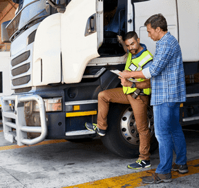 Dopravca sa díva na dodací list s odberateľom tovaru