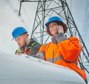 Energetickí pracovníci pod drôtmi vysokého napätia