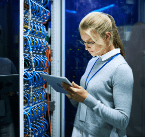 Pracovníčka sa díva do tabletu pri serveri