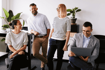 zamestnanci v kancelárii