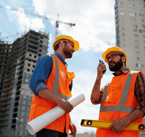 Projektant a stavbyvedúci riešia projekt na stavbe bytového domu