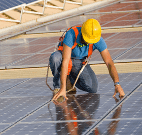 Muž pracujúci vo fotovoltaickej elektrárni