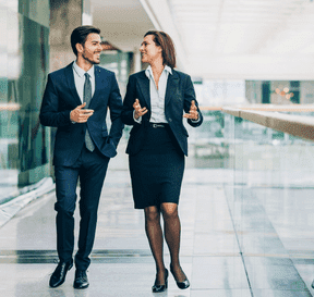 Muž a žena vo formálnom odeve