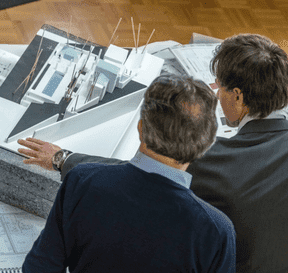 Architekt ukazuje investorovi návrh riešenia