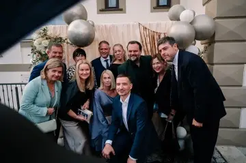 Skupina ľudí počas oslavy 25. výročia RENOMIA na Slovensku