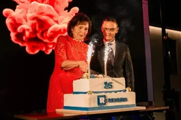 Jiřina Nepalová a Henrich Ihnát pri slávnostnej torte k 25. výročiu RENOMIA na Slovensku