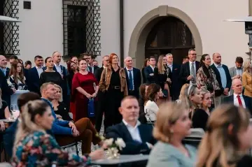 Skupina ľudí počas oslavy 25. výročia RENOMIA na Slovensku