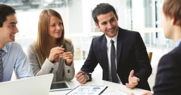 Poisťovací makléri na porade vo formálnom odeve