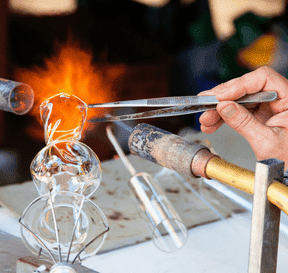 Sklári robia dokončovacie práce na skle