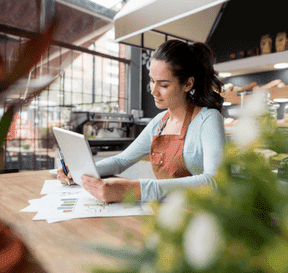 Živnostníčka v kaviarni sleduje vývoj tržieb